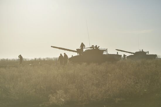 Боевая стрельба экипажей модернизированного танка Т-62 на полигоне в Запорожской области 