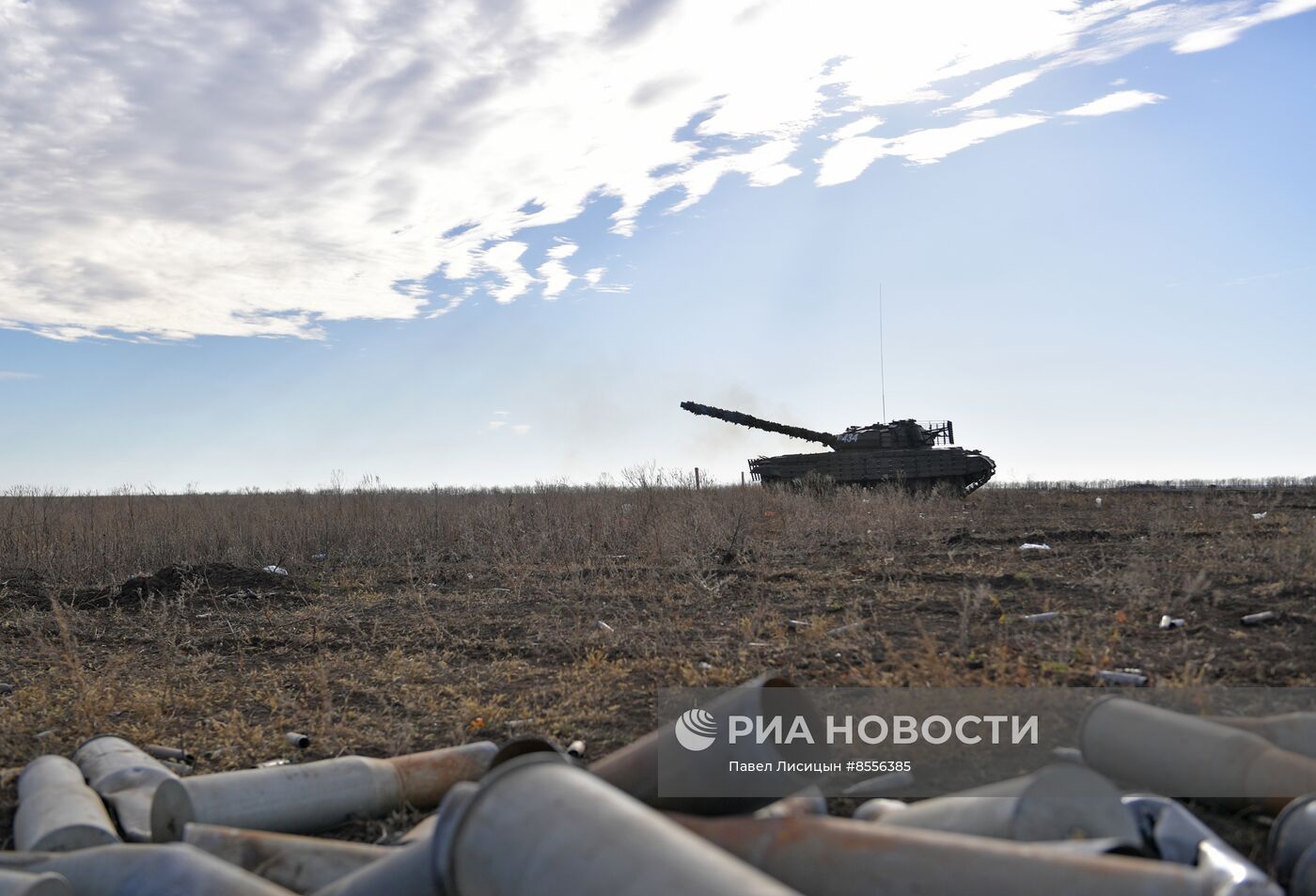 Боевая стрельба экипажей модернизированного танка Т-62 на полигоне в Запорожской области 