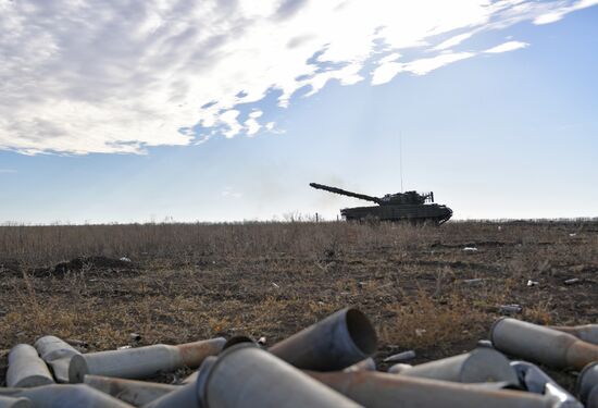 Боевая стрельба экипажей модернизированного танка Т-62 на полигоне в Запорожской области 