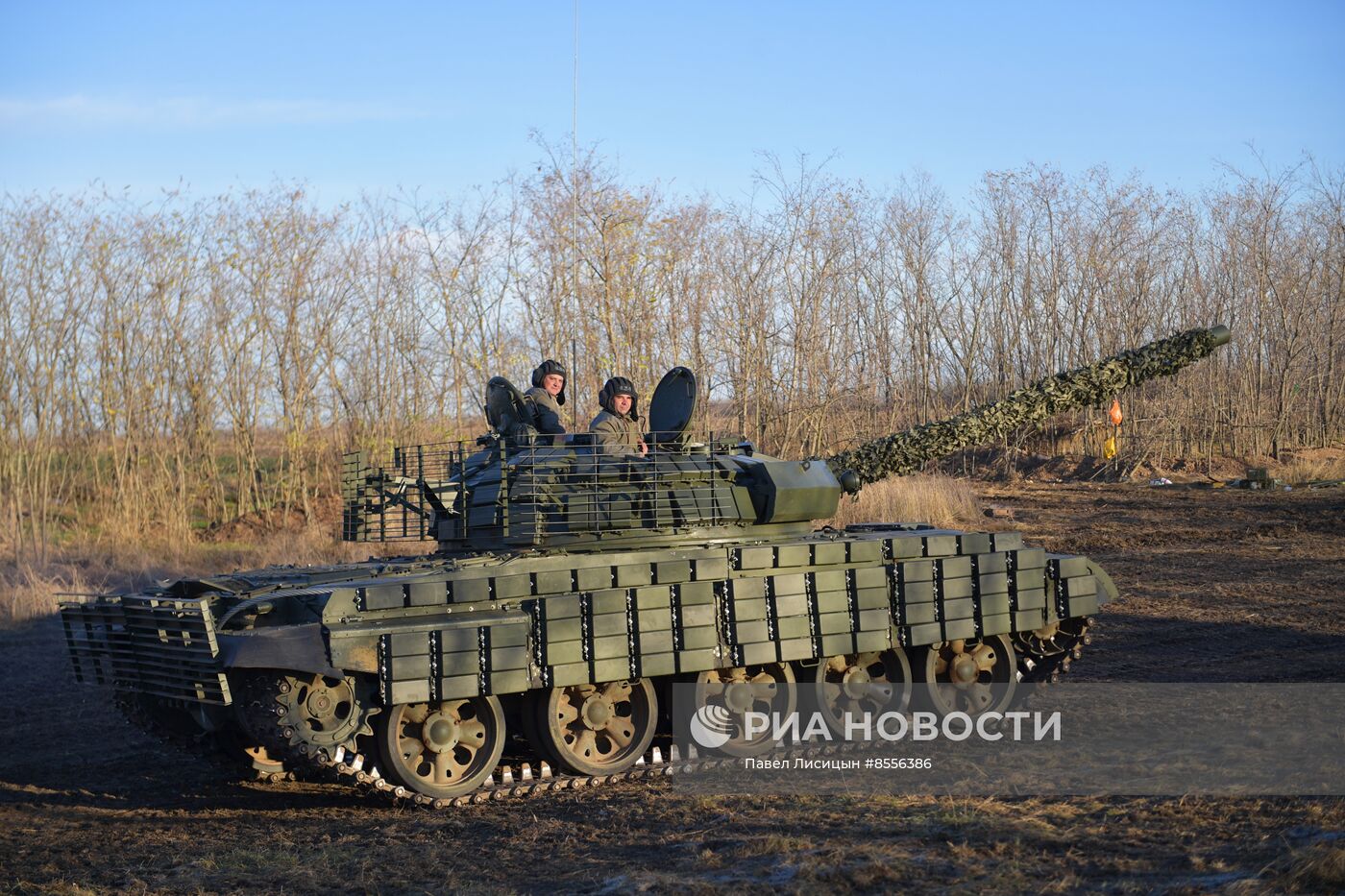 Боевая стрельба экипажей модернизированного танка Т-62 на полигоне в Запорожской области 