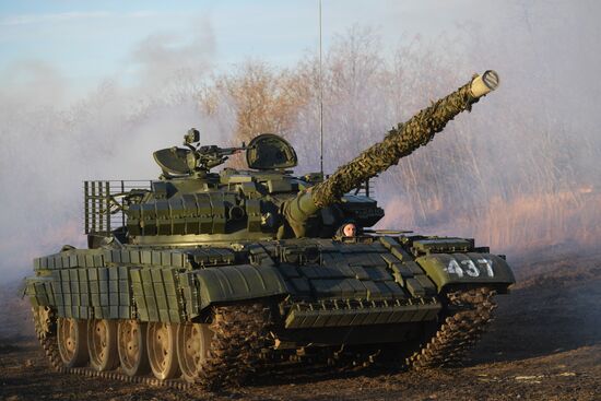 Боевая стрельба экипажей модернизированного танка Т-62 на полигоне в Запорожской области 