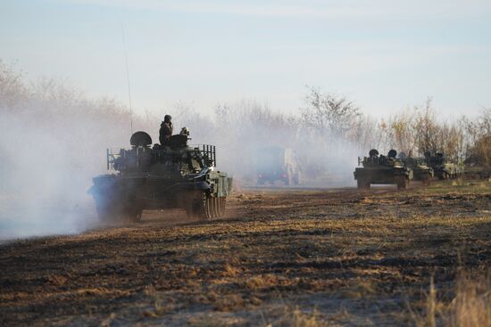 Боевая стрельба экипажей модернизированного танка Т-62 на полигоне в Запорожской области 