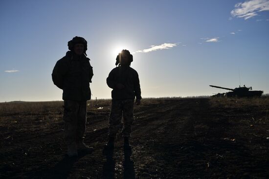 Боевая стрельба экипажей модернизированного танка Т-62 на полигоне в Запорожской области 