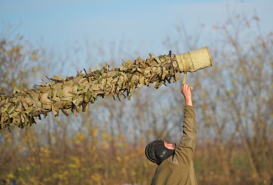Боевая стрельба экипажей модернизированного танка Т-62 на полигоне в Запорожской области 