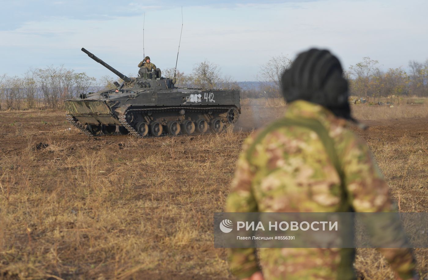 Боевая стрельба экипажей модернизированного танка Т-62 на полигоне в Запорожской области 