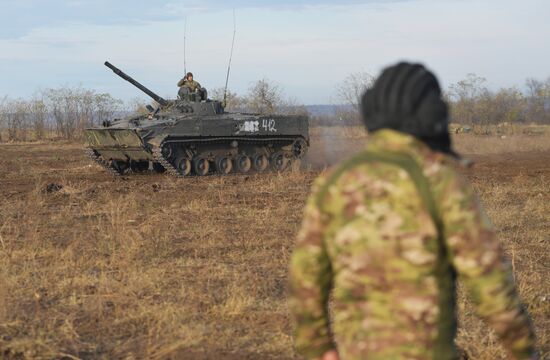 Боевая стрельба экипажей модернизированного танка Т-62 на полигоне в Запорожской области 