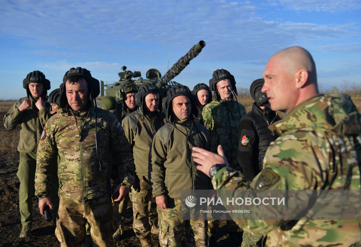 Боевая стрельба экипажей модернизированного танка Т-62 на полигоне в Запорожской области