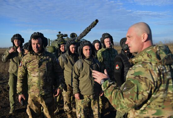 Боевая стрельба экипажей модернизированного танка Т-62 на полигоне в Запорожской области 