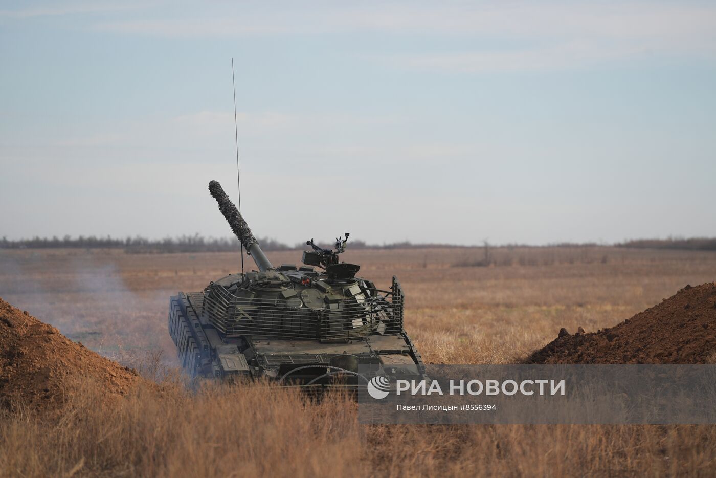 Боевая стрельба экипажей модернизированного танка Т-62 на полигоне в Запорожской области 