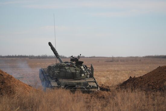 Боевая стрельба экипажей модернизированного танка Т-62 на полигоне в Запорожской области 