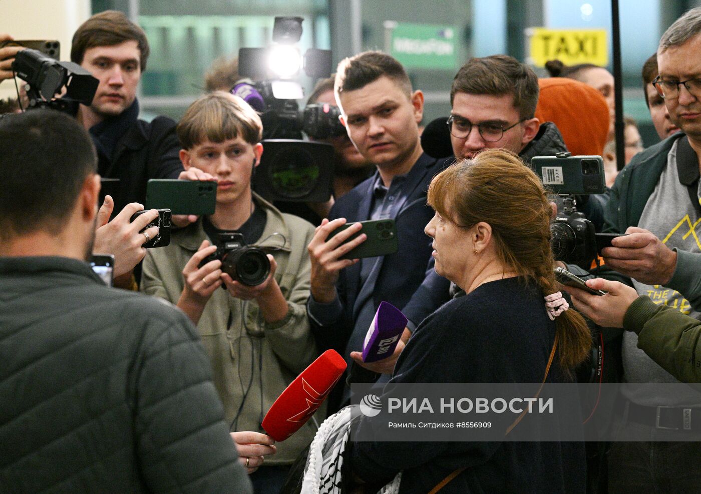 Прилет эвакуированных граждан РФ из сектора Газа в Москву