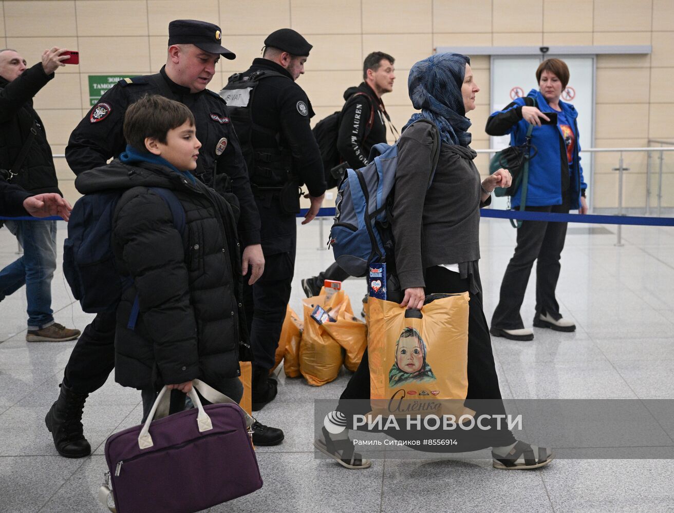 Прилет эвакуированных граждан РФ из сектора Газа в Москву