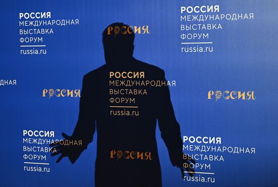 Работа выставки "Россия"