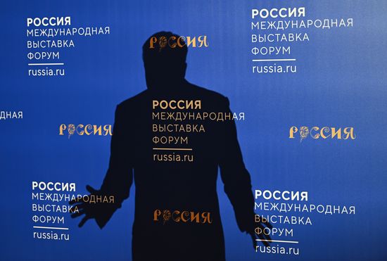 Международная выставка-форум "Россия"
Тень губернатора Магаданской области Сергея Носова во время пресс-подхода в павильоне №75 на ВДНХ Место: Россия, Москва. Автор: Кристина Кормилицына/РИА Новости. Работа выставки "Россия"