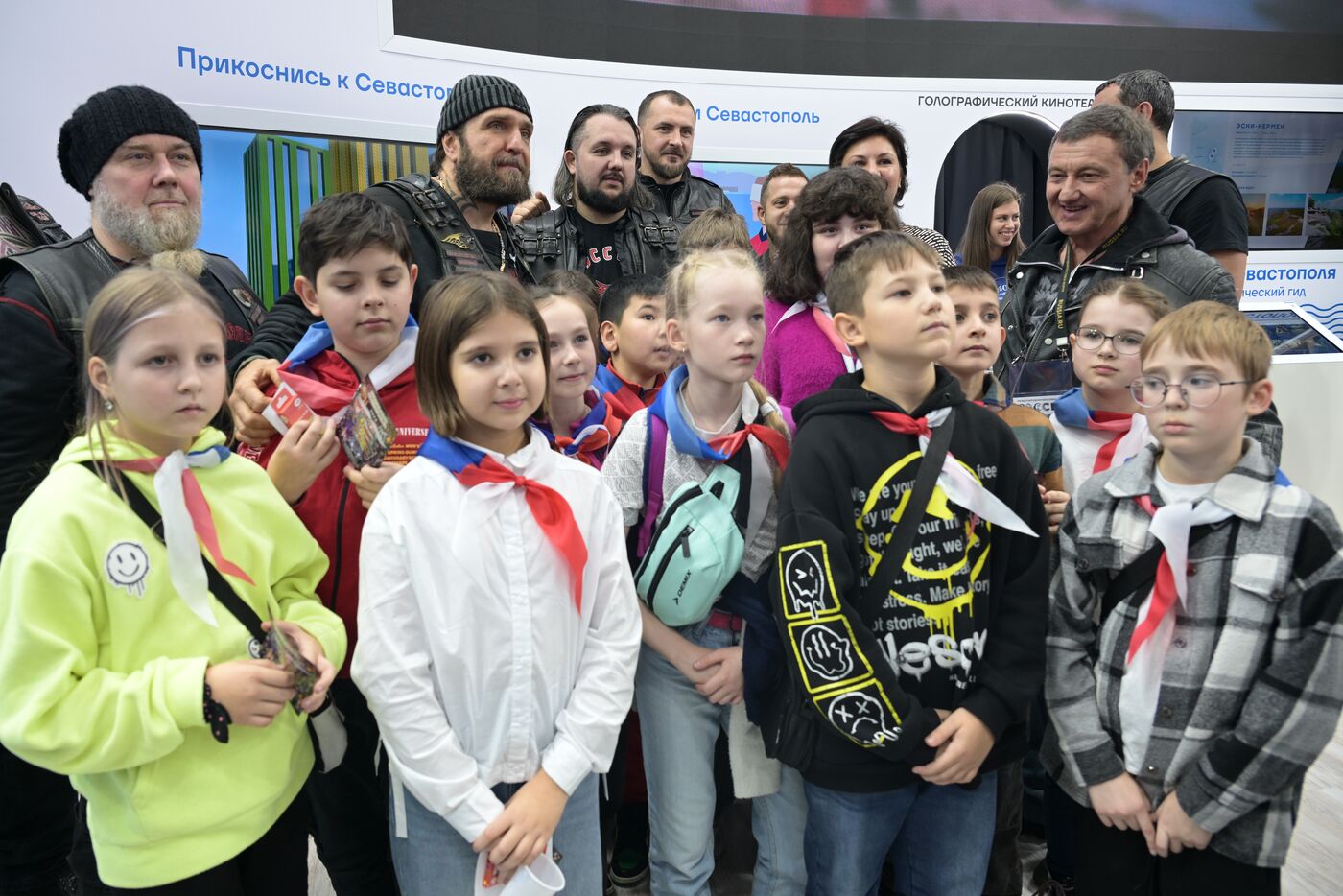 Президент мотоклуба "Ночные волки" А. Залдастанов (Хирург) посетил выставку "Россия" на ВДНХ