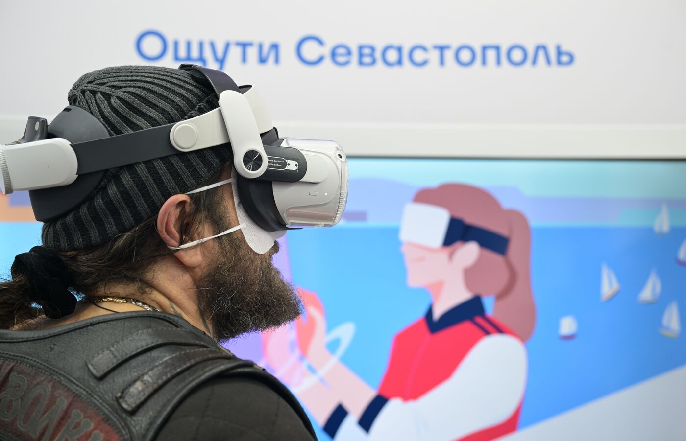 Президент мотоклуба "Ночные волки" А. Залдастанов (Хирург) посетил выставку "Россия" на ВДНХ