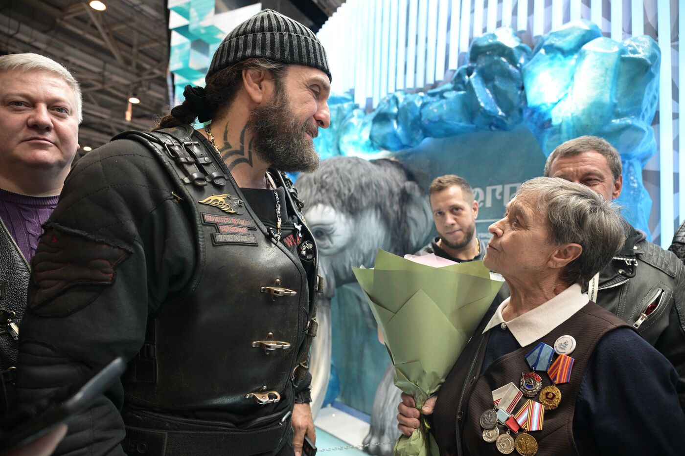 Президент мотоклуба "Ночные волки" А. Залдастанов (Хирург) посетил выставку "Россия" на ВДНХ