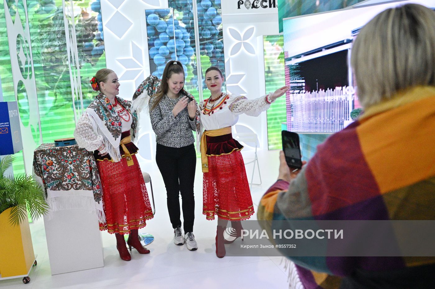 Работа выставки "Россия"