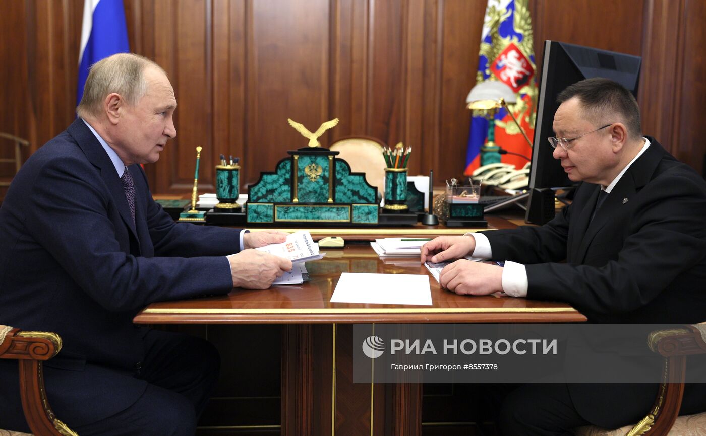 Рабочая встреча президента РФ В. Путина с министром строительства и ЖКХ РФ И. Файзуллиным