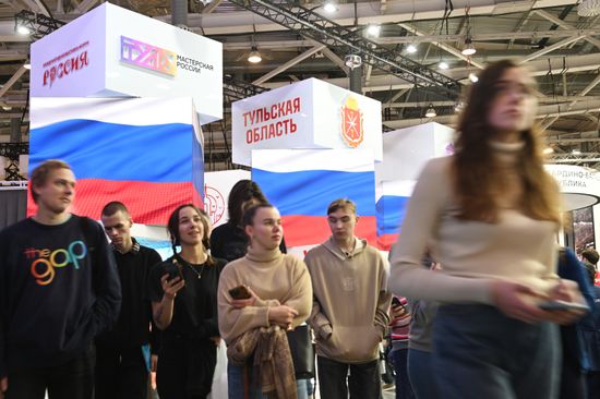 Международная выставка-форум "Россия" Место: Россия, Москва. Автор: Кирилл Зыков/РИА Новости. Работа выставки "Россия"