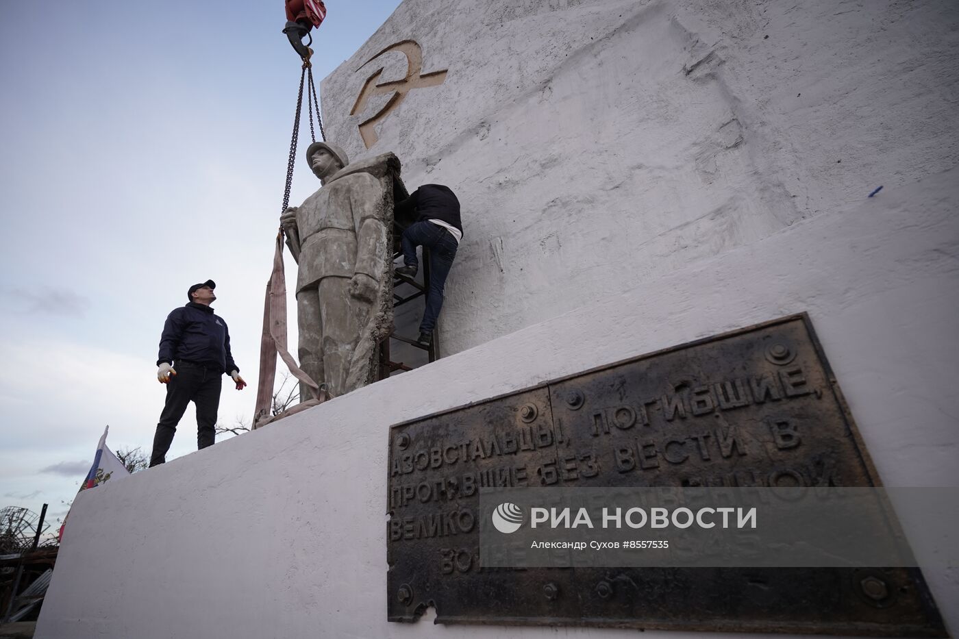 Памятник погибшим и пропавшим в годы Великой Отечественной войны азовстальцам