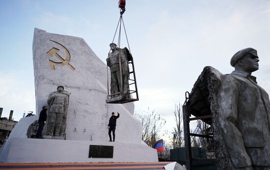 Памятник погибшим и пропавшим в годы Великой Отечественной войны азовстальцам