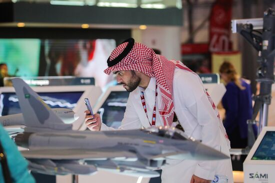 В ОАЭ продолжает работу авиасалон Dubai Airshow-2023