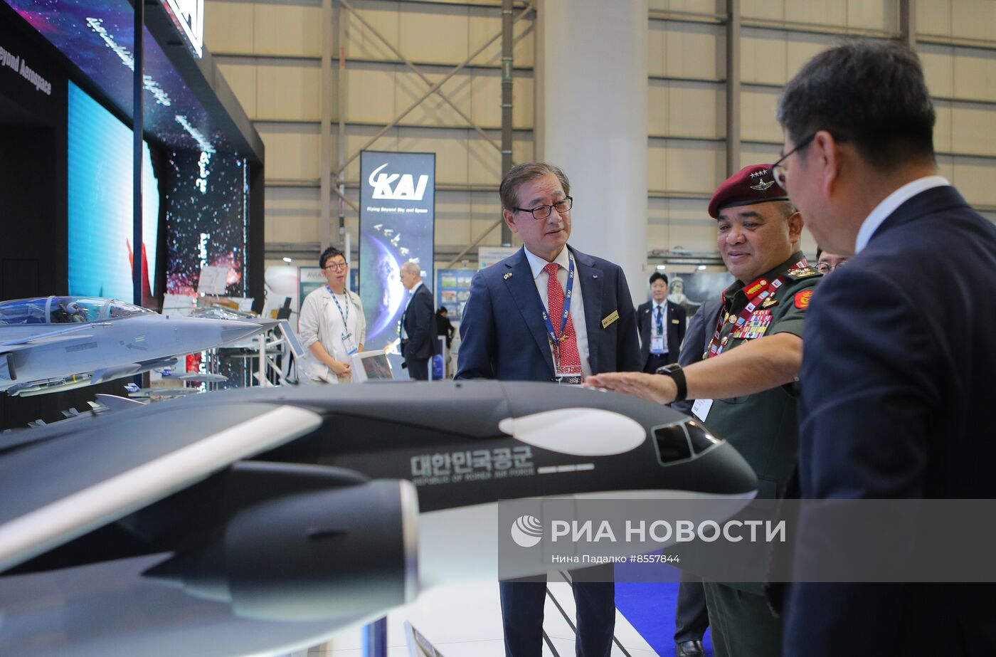 В ОАЭ продолжает работу авиасалон Dubai Airshow-2023