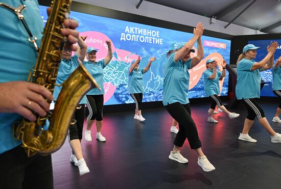 Выставка "Россия". Презентация экспозиции "Семья. Работа. Долголетие"