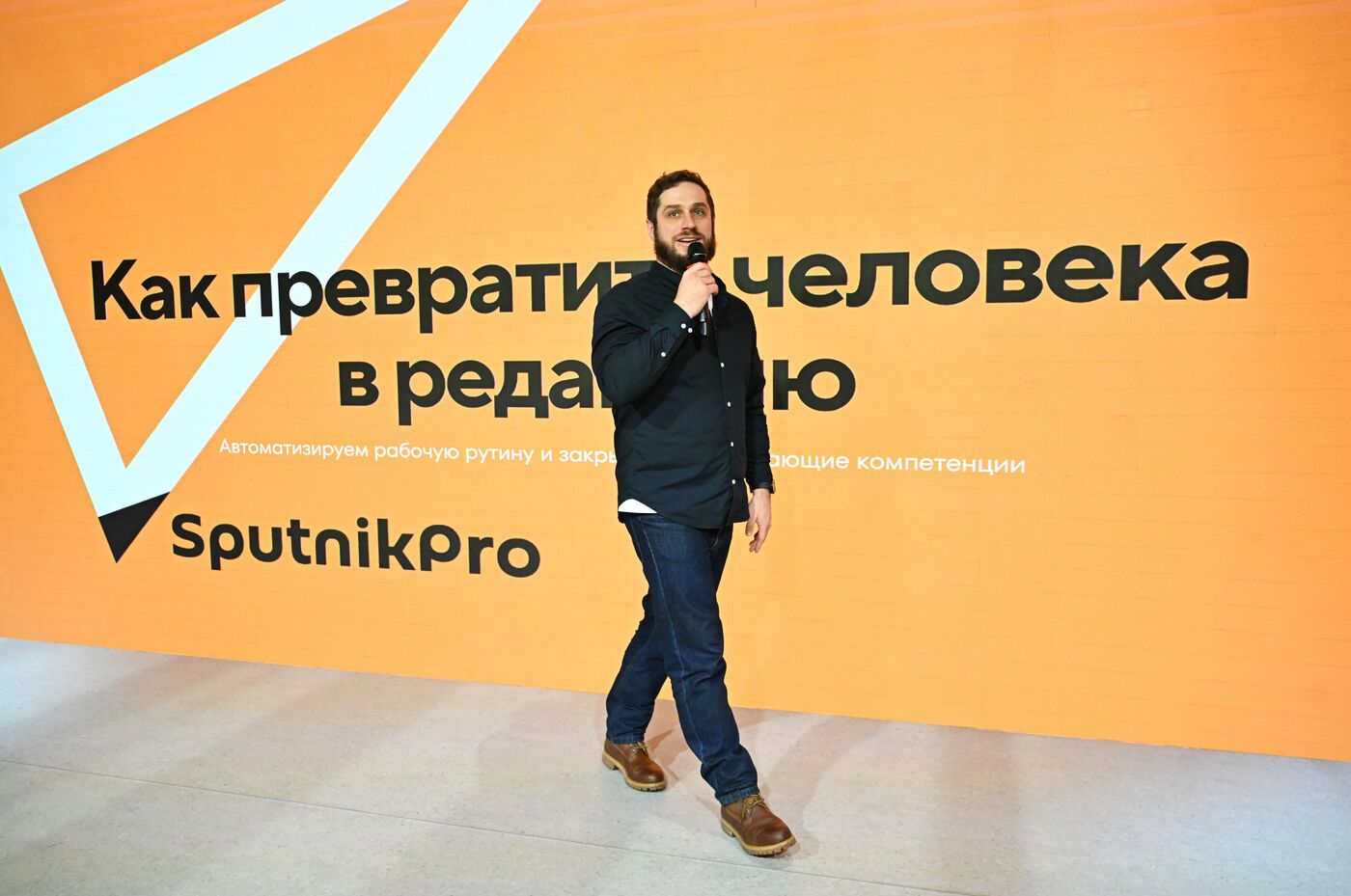 Выставка "Россия". Мастер-класс "Как превратить человека в редакцию"