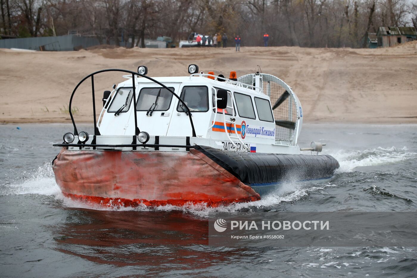 Спуск на воду судна МЧС на воздушной подушке 