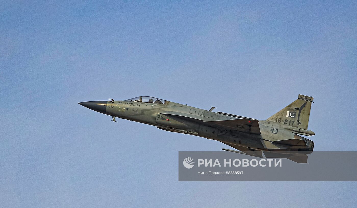 В ОАЭ продолжает работу авиасалон Dubai Airshow-2023