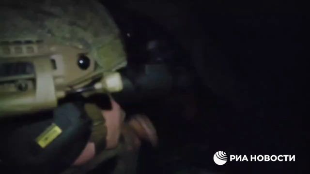 Бойцы спецназа ВС РФ под артобстрелами со стороны противника точечно уничтожают его позиции