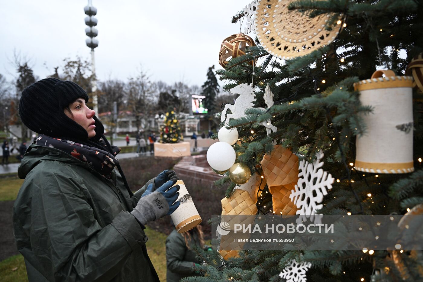 Выставка "Россия". Установка и украшение 90 "Ёлок России"