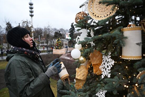 Международная выставка-форум "Россия"
Установка и украшение 90 "Ёлок России" Место: Россия, Москва. Автор: Павел Бедняков/РИА Новости. Выставка "Россия". Установка и украшение 90 "Ёлок России"