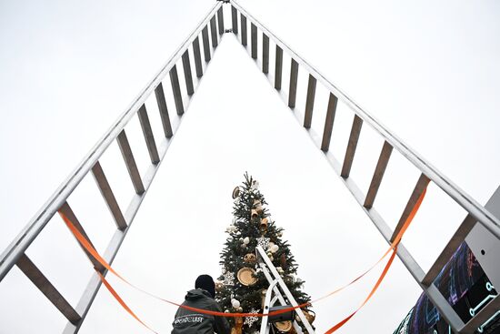 Международная выставка-форум "Россия"
Установка и украшение 90 "Ёлок России" Место: Россия, Москва. Автор: Павел Бедняков/РИА Новости. Выставка "Россия". Установка и украшение 90 "Ёлок России"