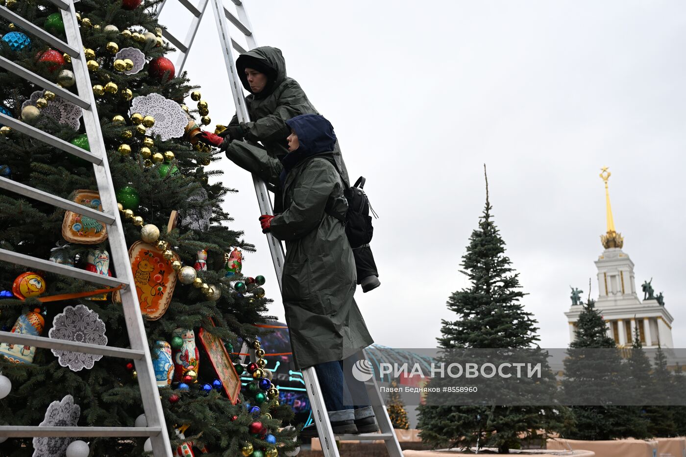 Выставка "Россия". Установка и украшение 90 "Ёлок России"