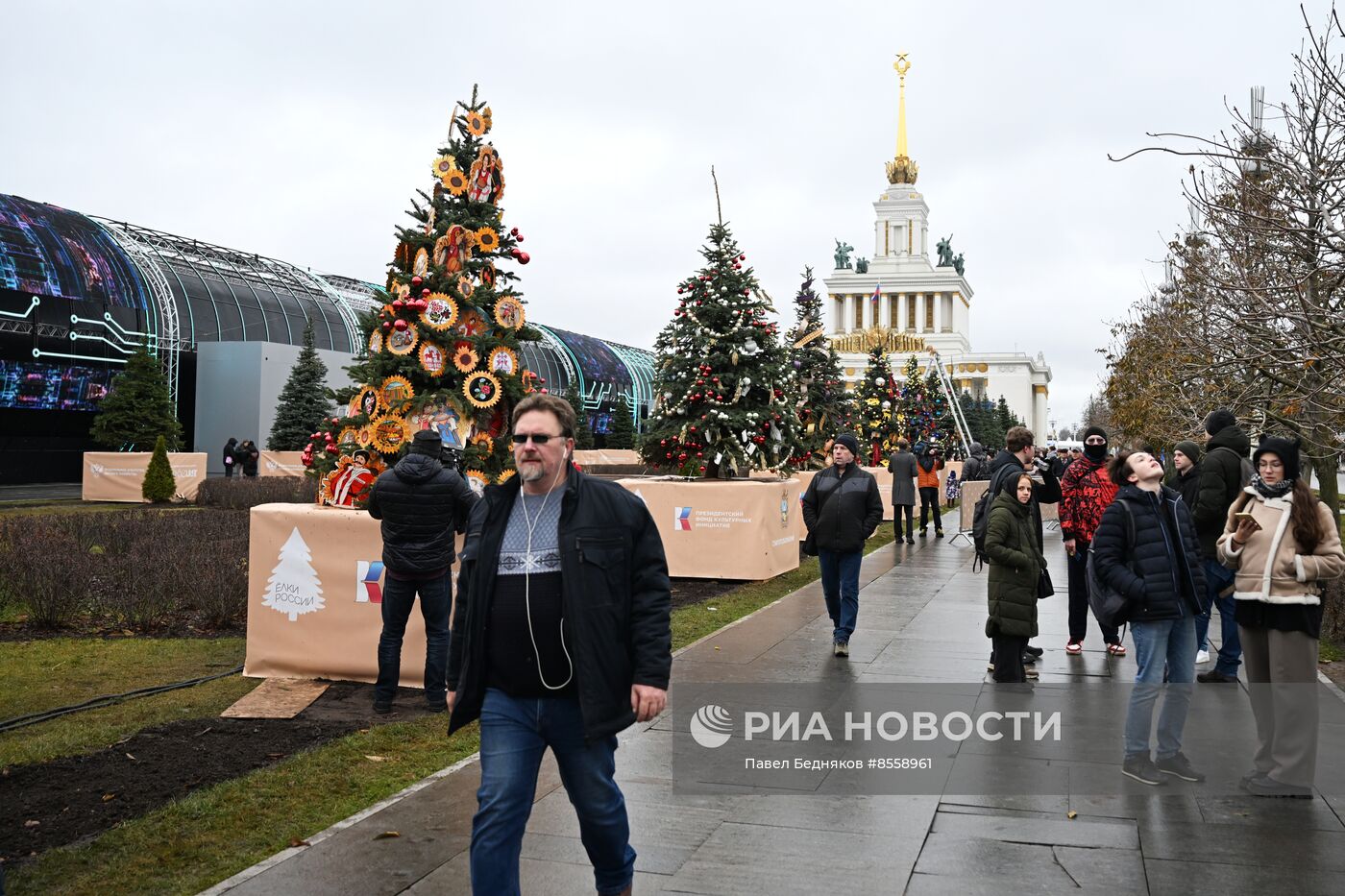 Выставка "Россия". Установка и украшение 90 "Ёлок России"