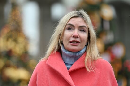 Международная выставка-форум "Россия"
Установка и украшение 90 "Ёлок России"
Анастасия Звягина, заместитель генерального директора АНО "Дирекция выставки достижений "Россия" Место: Россия, Москва. Автор: Павел Бедняков/РИА Новости. Выставка "Россия". Установка и украшение 90 "Ёлок России"