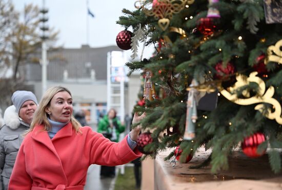 Международная выставка-форум "Россия"
Установка и украшение 90 "Ёлок России"
Анастасия Звягина, заместитель генерального директора АНО "Дирекция выставки достижений "Россия" Место: Россия, Москва. Автор: Павел Бедняков/РИА Новости. Выставка "Россия". Установка и украшение 90 "Ёлок России"