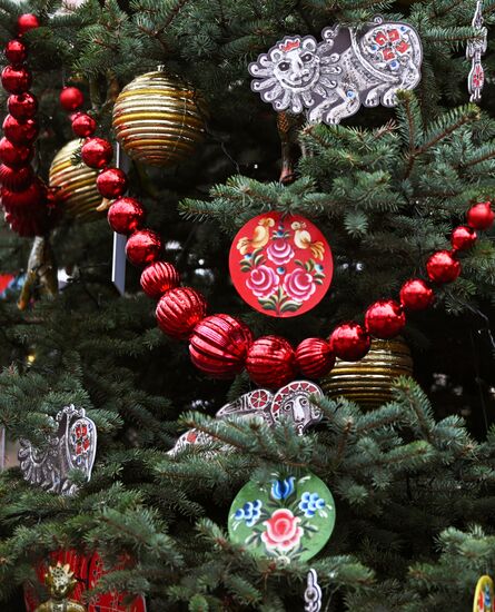 Международная выставка-форум "Россия"
Установка и украшение 90 "Ёлок России" Место: Россия, Москва. Автор: Павел Бедняков/РИА Новости. Выставка "Россия". Установка и украшение 90 "Ёлок России"