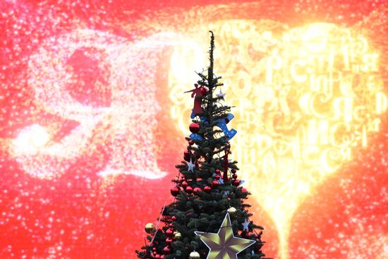 Международная выставка-форум "Россия"
Установка и украшение 90 "Ёлок России" Место: Россия, Москва. Автор: Павел Бедняков/РИА Новости. Выставка "Россия". Установка и украшение 90 "Ёлок России"