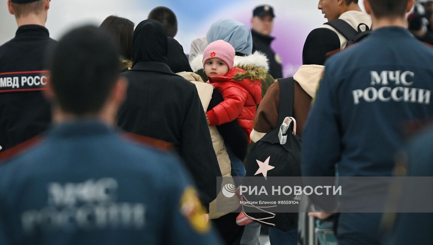 Прилет второй группы эвакуированных граждан РФ из сектора Газа в Москву