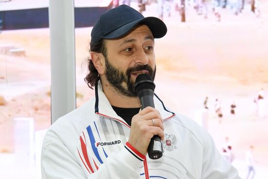 Международная выставка-форум "Россия"
Стенд "Крым", павильон №75
Илья Авербух, фигурист, тренер, призер Олимпийских игр Место: Россия, Москва. Автор: Екатерина Чеснокова/РИА Новости. Выставка "Россия". Крымский стенд посетили звездные гости Илья Авербух и Сергей Карякин