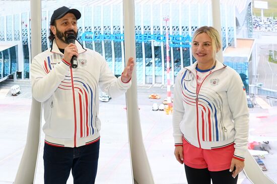 Международная выставка-форум "Россия"
Стенд "Крым", павильон №75
Илья Авербух, фигурист, тренер, призер Олимпийских игр
Ольга Торубарова, министр спорта Республики Крым Место: Россия, Москва. Автор: Екатерина Чеснокова/РИА Новости. Выставка "Россия". Крымский стенд посетили звездные гости Илья Авербух и Сергей Карякин