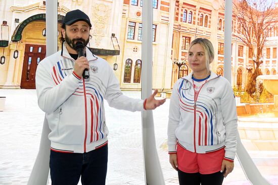 Международная выставка-форум "Россия"
Стенд "Крым", павильон №75
Илья Авербух, фигурист, тренер, призер Олимпийских игр
Ольга Торубарова, министр спорта Республики Крым Место: Россия, Москва. Автор: Екатерина Чеснокова/РИА Новости. Выставка "Россия". Крымский стенд посетили звездные гости Илья Авербух и Сергей Карякин