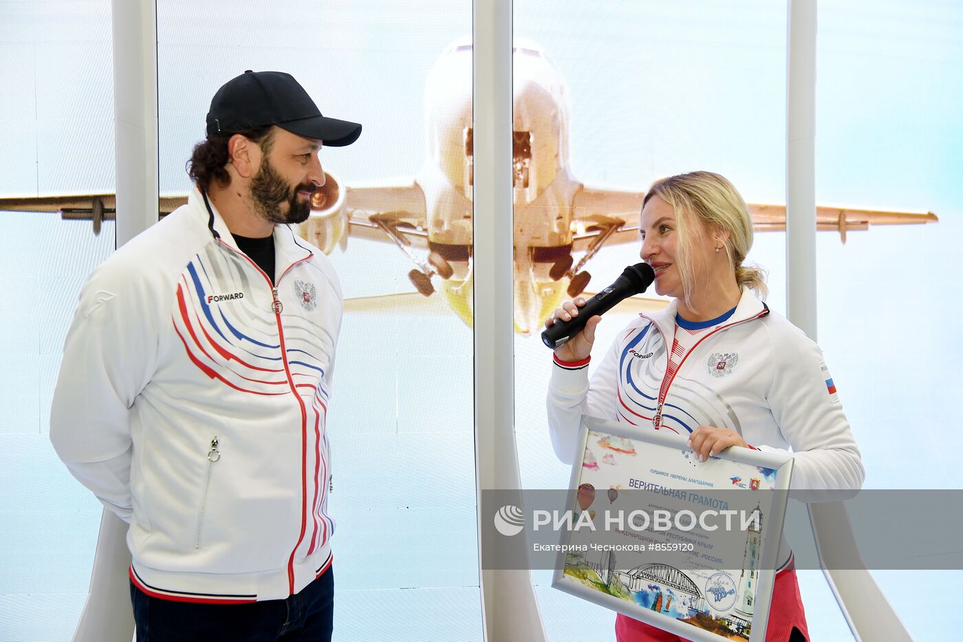 Выставка "Россия". Крымский стенд посетили звездные гости Илья Авербух и Сергей Карякин