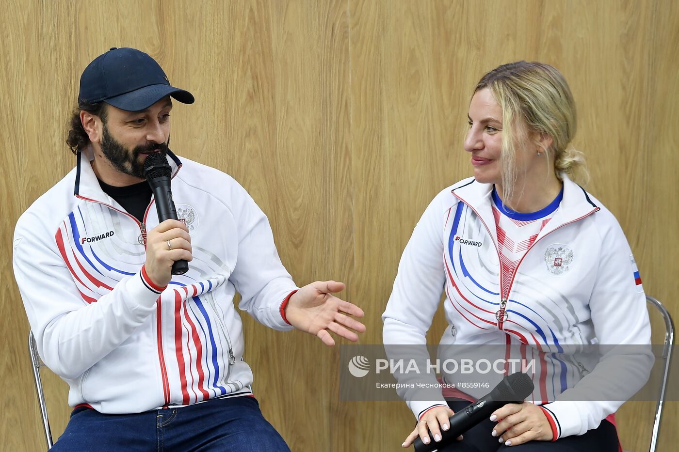 Выставка "Россия". Крымский стенд посетили звездные гости Илья Авербух и Сергей Карякин