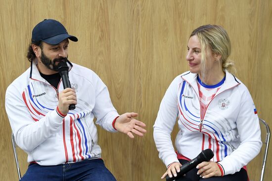 Международная выставка-форум "Россия"
Стенд "Крым", павильон №75
Илья Авербух, фигурист, тренер, призер Олимпийских игр
Ольга Торубарова, министр спорта Республики Крым Место: Россия, Москва. Автор: Екатерина Чеснокова/РИА Новости. Выставка "Россия". Крымский стенд посетили звездные гости Илья Авербух и Сергей Карякин