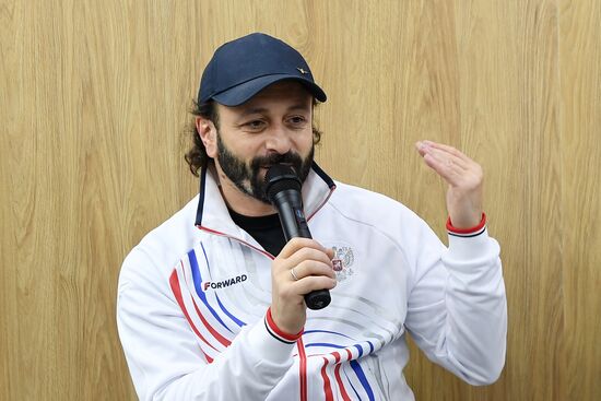 Международная выставка-форум "Россия"
Стенд "Крым", павильон №75
Илья Авербух, фигурист, тренер, призер Олимпийских игр Место: Россия, Москва. Автор: Екатерина Чеснокова/РИА Новости. Выставка "Россия". Крымский стенд посетили звездные гости Илья Авербух и Сергей Карякин